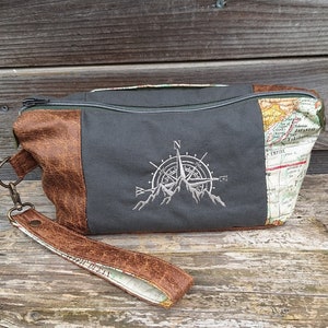 Grande trousse de toilette homme  en  faux cuir camel,  tissu carte mappemonde, broderie montagne et boussole et toile de coton kaki, cadeau
