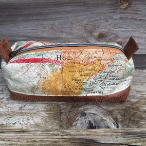 trousse de toilette homme, tissu beige avec mappemonde, faux cuir camel, fourre-tout, trousse à stylos et crayons,  cadeau pour homme