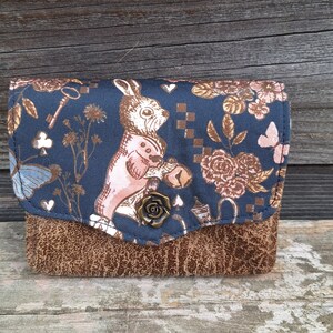 Kleines Akkordeon-Damenportemonnaie aus ockerbraunem Kunstleder, marineblauer Stoff mit dem Hasen aus Alice im Wunderland, Kartenhalter
