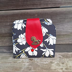 Mini portefeuille femme en tissu bleu marine avec des fleurs et patte de fermeture en  cuir rouge,  4 porte-cartes,  compagnon minimaliste
