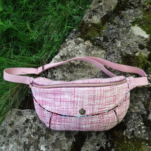 grand sac banane pour femme XL en  tweed rose et tissu en coton noir avec des fleurs, poche avec rabat, nombreux compartiments, bouton fleur