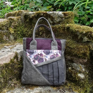 Damenhandtasche aus taupegrauem Kunstleder und pflaumenfarbenem Wildleder, plissierter grauer Canvas, Wildblumen, eleganter Boho-Stil, von Hand getragen