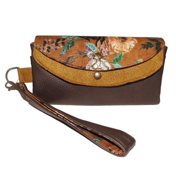 Grand portefeuille pochette clutch femme avec porte-chéquier en faux cuir marron et jaune, tissu ocre avec fleurs, dragonne amovible