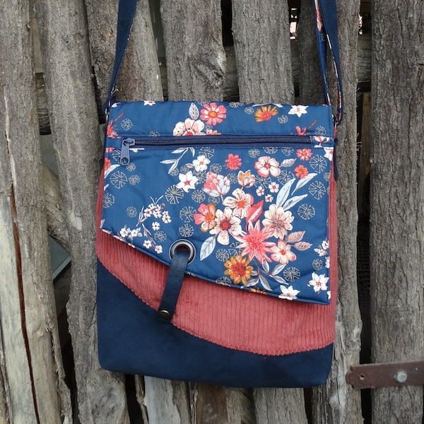 grande besace pour  femme en faux cuir bleu marine et tissu avec des fleurs, velours grosse côtes rose, sac à bandoulière bohème