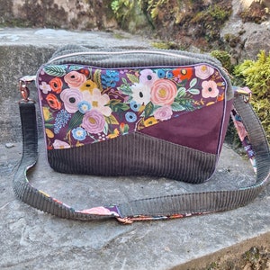 Damen-Umhängetasche, umwandelbar in eine große Kulturtasche, aus khakifarbenem Samt, auberginefarbenem Wildleder und pflaumenfarbenem Stoff mit Blumen