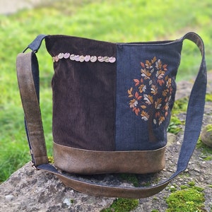 Damen-Umhängetasche aus ockerfarbenem Kunstleder, braunem Cord, blauem Denim, Baum- und Blattstickerei und kupferfarbenen Pailletten, Beuteltasche