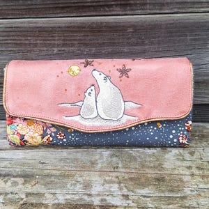 Cartera grande de mujer con bordado de oso polar en tejido gris con flores y ante rosa viejo, práctico regalo original