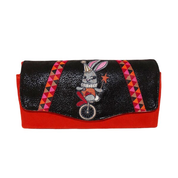 Grand portefeuille femme brodé en  faux cuir noir et suédine orange avec broderie lapin de cirque, tissu motif géométrique,  12 porte-cartes