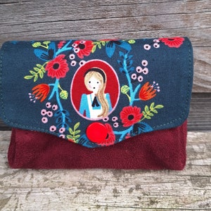 porte-monnaie accordéon pour femme en tissu vert sapin avec Alice au pays des merveilles et suédine bordeaux, 3 compartiments porte-cartes