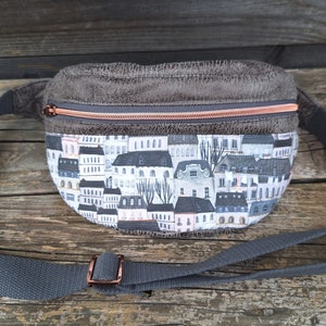 Sac banane pour femme en faux cuir gris taupe et tissu imprimé maison, immeuble, 2 porte-cartes,  sacoche de ceinture, cadeau fête des mères