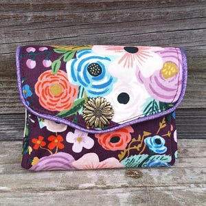 Petit porte-monnaie accordéon pour femme  en tissu aubergine avec des fleurs , bouton pression métallique  fleurs, porte-cartes