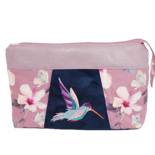 grande trousse  a maquillage femme en suédine bleu marine et tissu mauve avec des  fleurs hibiscus, broderie colibri, 2 compartiments zippés