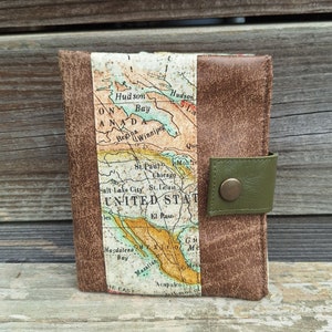 Petit portefeuille compact pour homme en faux cuir camel et tissu imprimé mappemonde, carte, inspiration voyage et aventure, cadeau pour lui