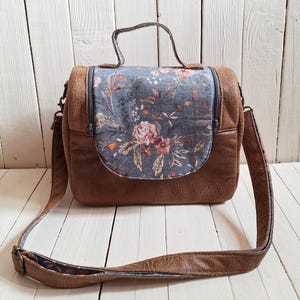 Original bolso o neceser de mujer estilo boho en polipiel camel y tela gris con flores, accesorio de viaje para llevar en el bolso de mano.