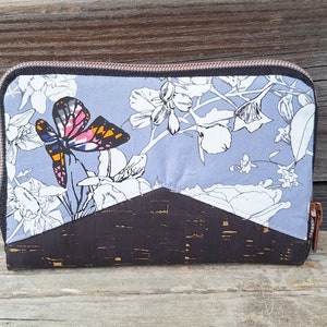 Portefeuille compact pour femme avec fermeture zippée en liège noir et tissu gris avec des fleurs et des papillons colorés, cadeau original