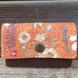Cartera compacta de mujer en ecopiel marrón en tejido naranja con flores silvestres, boho, arreglo original colorido
