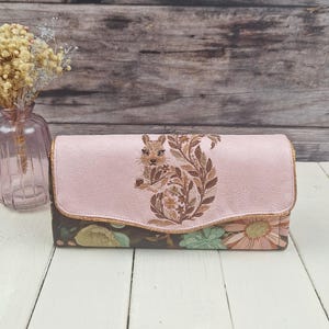 Large women's wallet embroidered with a squirrel – pink suede and brown floral fabric – 12 card slots, a colorful handmade companion made in France