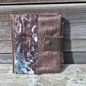 Portefeuille compact pour homme, 3 volets,  faux cuir marron taupe,  tissu motif forêt, arbres, thème nature, cadeau pour homme ou papa