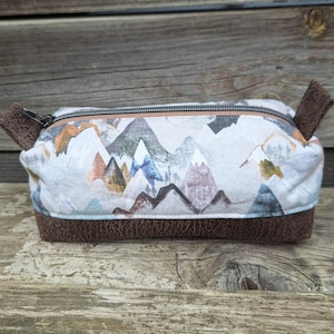 trousse de toilette homme, tissu  gris clair avec  montagnes, faux cuir taupe, fourre-tout, trousse à stylos et crayons,  cadeau pour homme