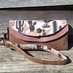 Großes Damen-Scheckheft-Portemonnaie aus Kunstleder in Kamel, altrosa Kunstlederstoff mit Kakteen, abnehmbare Handschlaufe, Boho-Stil
