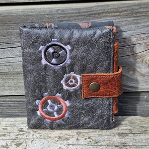 Kompakte Geldbörse für Herren aus anthrazitfarbenem Kunstleder und Stoff mit Zahnrädern, Zahnradstickerei, Vintage-Stil, Steampunk