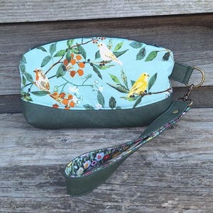 Trousse à maquillage femme, pochette clutch, en  faux cuir kaki, tissu vert clair avec des oiseaux , dragonne amovible, porte-cartes