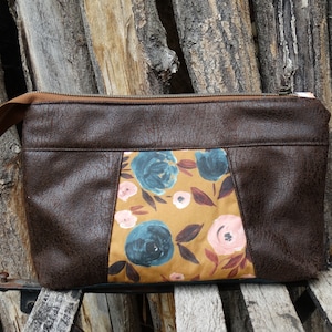 grande trousse à maquillage femme en faux cuir marron vieilli et  bleu pétrole, tissu jaune ocre avec  des fleurs ,  2 compartiments zippés
