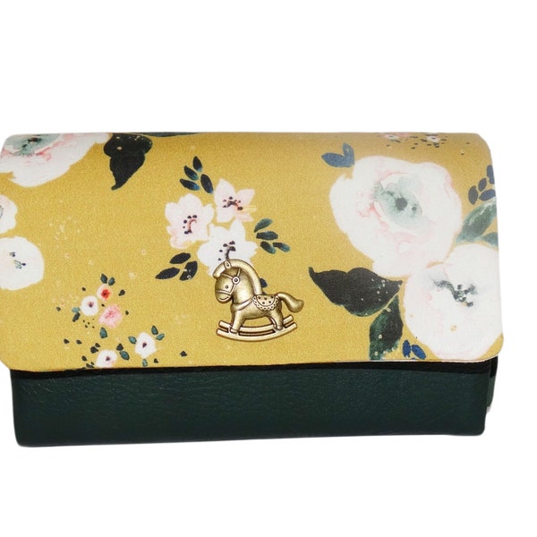 Portefeuille compact femme, tissu  jaune avec des fleurs, faux cuir vert bouteille, bouton pression cheval à bascule, élégant et  chic