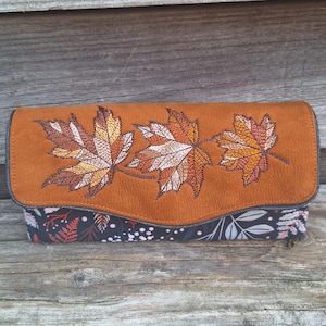 Grand portefeuille brodé femme en faux cuir cuivre et tissu noir avec feuilles, fougères  aux couleurs automnales, broderie feuilles d'arbre