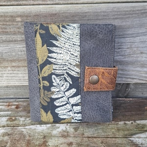 Petit portefeuille compact pour homme en faux gris  et camel, tissu noir avec  fougères, thème forêt nature , cadeau unique fête des papas