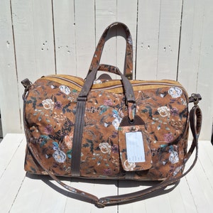 Große Damenreisetasche aus ockerfarbenem Baumwolltwill, braunem und gelbem Kunstleder, abnehmbarer Schultergurt, Gepäckanhänger