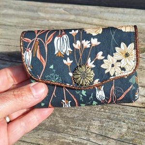 petit porte-monnaie accordéon pour femme en tissu vert foncé avec des plantes et des fleurs de la forêt, 3 compartiments porte-cartes
