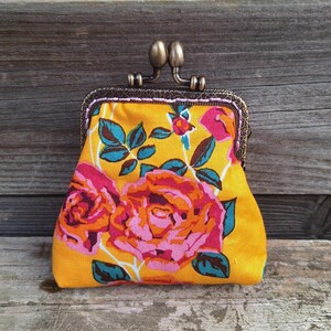 Porte-monnaie rétro femme en tissu jaune avec des roses, fermoir métallique bronze, bourse vintage pour bijoux, maquillage, cadeau original