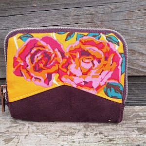 Mini portefeuille zippé pour femme  en tissu jaune avec des roses, suédine aubergine, porte-cartes mignon, portefeuille minimaliste