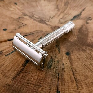 Gillette Flare Tip Super Speed  Double Edge Safety Razor - C1 1957