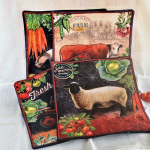 以下が含まれることがあります： 農場をテーマにしたデザインのカラフルなキッチンタオル4枚。タオルには、ニンジン、豚、牛、羊、キャベツの画像が描かれています。タオルは黒い縁取りがされており、「Sunshine Farm」と「Fresh」の文字が印刷されています。
