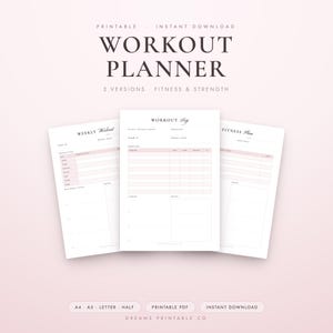 Może przedstawiać: Zestaw trzech białych stron planera treningowego z delikatnymi różowymi akcentami i czarnym tekstem. Strony zawierają nagłówki takie jak WORKOUT PLANNER, WEEKLY WORKOUT, WORKOUT LOG i FITNESS PLAN oraz zorganizowane siatki do śledzenia ćwiczeń.