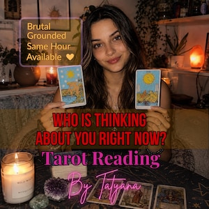Könnte beinhalten: Ein Tarot-Leseservice mit zwei hochgehaltenen Tarotkarten, dem Text Brutal Grounded Same Hour Available, WHO IS THINKING ABOUT YOU RIGHT NOW? Tarot Reading By Tatyana sowie einer brennenden Kerze, Kristallen und weiteren Karten auf dem Tisch.