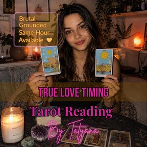 Könnte beinhalten: Ein Tarot-Leseservice mit zwei hochgehaltenen Tarotkarten, Textüberlagerungen mit Brutal Grounded Same Hour Available, TRUE LOVE TIMING Tarot Reading By Tatyana sowie einer brennenden Kerze, Kristallen und weiteren Tarotkarten auf einem Tisch.