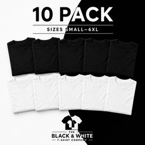 以下が含まれることがあります： クルーネックTシャツ10枚セット。無地の黒Tシャツ5枚と白Tシャツ5枚で構成されています。上部に「10 PACK SIZES SMALL-6XL」の文字があり、下部には「THE BLACK & WHITE T-SHIRT COMPANY」のロゴが配置されています。