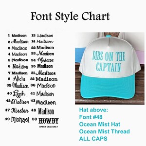 K&ouml;nnte beinhalten: Eine wei&szlig;-t&uuml;rkisfarbene Baseballkappe mit dem Text "DIBS ON THE CAPTAIN" auf der Vorderseite. Das Bild enth&auml;lt auch eine Schriftartentabelle mit verschiedenen Schriftbeispielen.