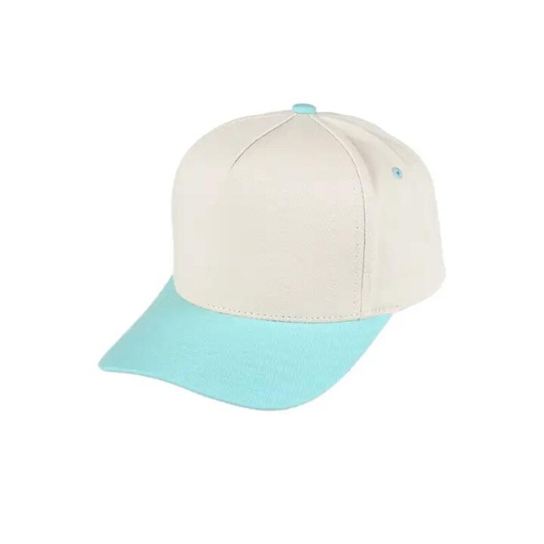 K&ouml;nnte beinhalten: Baseballkappe mit cremefarbener Krone und hellblauem Schirm. Die Kappe hat eine abgerundete Oberseite mit einem kleinen Knopf und einem gebogenen Schirm. Der Hut ist einfarbig und scheint aus strapazierf&auml;higem Stoff zu sein.