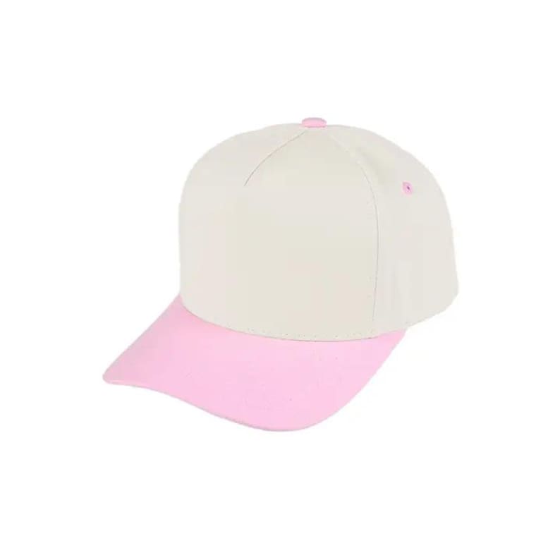 K&ouml;nnte beinhalten: Baseballkappe mit cremefarbener Krone und pinkfarbenem Schirm. Die Kappe hat einen gebogenen Schirm und einen Knopf oben. Der Hut ist ein klassischer Stil, geeignet f&uuml;r Freizeitkleidung und Outdoor-Aktivit&auml;ten.