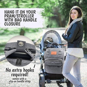 K&ouml;nnte beinhalten: Eine graue Wickeltasche mit einem Clip-Griffband, das an einen Kinderwagen befestigt werden kann. Die Tasche hat einen Rei&szlig;verschluss und eine kleine Tasche auf der Vorderseite. Der Text "HANG IT ON YOUR PRAM/STROLLER WITH BAG HANDLE CLOSURE" ist in Wei&szlig; auf grauem Hintergrund geschrieben. Der Text "No extra hooks required! comes with a clip-on handle strap" ist in Schwarz auf wei&szlig;em Hintergrund geschrieben.