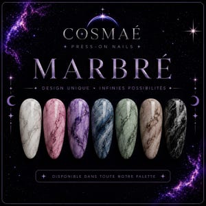 Peut inclure: Sept faux ongles avec des motifs marbrés en blanc, rose, violet, bleu, vert, marron et noir. Le texte indique COSMAÉ PRESS-ON NAILS MARBRÉ DESIGN UNIQUE INFINIES POSSIBILITÉS et DISPONIBLE DANS TOUTE NOTRE PALETTE sur un fond spatial sombre.