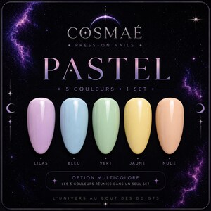 Peut inclure: Un ensemble de cinq faux ongles dans des tons pastel lilas, bleu, vert, jaune et nude. L'emballage affiche le texte COSMAE, PASTEL, 5 COULEURS, 1 SET, LILAS, BLEU, VERT, JAUNE, NUDE, OPTION MULTICOLORE et L'UNIVERS AU BOUT DES DOIGTS.