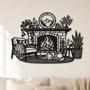 Puede incluir: Una pieza de arte mural de metal negro que representa una acogedora escena de chimenea. El diseño incluye una chimenea de ladrillo con fuego, un perro tumbado en una alfombra, un sillón con una manta, una ventana circular y plantas.