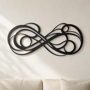 Puede incluir: Una pieza de arte mural de metal negro con forma de símbolo de infinito. El diseño presenta una serie de líneas fluidas y bucles circulares interconectados que crean un patrón complejo y superpuesto dentro de la forma de ocho alargada.