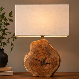 Lámpara de mesa rústica con forma de rodaja de madera y pantalla rectangular color crema, iluminación de acento para mesita de noche con aspecto de madera natural.