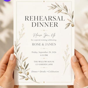 Könnte beinhalten: Eine rechteckige Einladungskarte für ein Probedinner auf cremefarbenem Papier mit schwarzem Serifentext und Olivenzweig-Illustrationen. Der Text lautet: REHEARSAL DINNER, Please Join Us, ROSE & JAMES, Freitag, 29. September 2026, 18:30 Uhr, THE WILLOW HOUSE.
